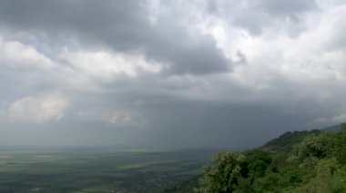 Fırtınada dramatik bir zaman kaybı. Çiftlik arazisi ve tepe. Fırtına geçiyor.