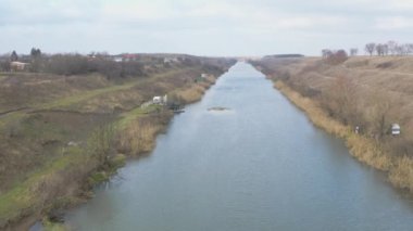 Alanlar arasındaki yapay sulama sisteminin drone görüntüsü.