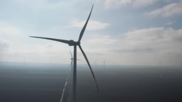 平野の風力発電機 プロペラの高さでドローンで撮影 — ストック動画