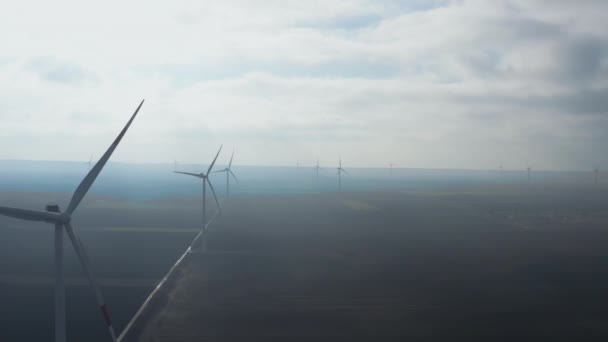 Turbina Eólica Com Vista Para Farmland Moinhos Vento Turbinas Eólicas — Vídeo de Stock