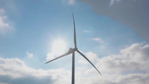 Vindkraftverk Färd Med Att Arbeta Med Solen Bakom Drönare Rörliga — Stockvideo