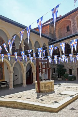 Troodos Dağları, Kıbrıs - 5 Eylül 2022: Kykkos Bakiresi Kutsal Manastırı 11. yüzyılın sonlarında kuruldu. Manastır, Tanrı 'nın Annesi Kykkiotissa' nın simgesini saklıyor.