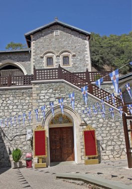 Troodos Dağları, Kıbrıs - 5 Eylül 2022: Kykkos Bakiresi Kutsal Manastırı 11. yüzyılın sonlarında kuruldu. Manastır, Tanrı 'nın Annesi Kykkiotissa' nın simgesini saklıyor.