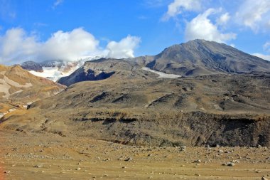 Rusya 'nın Kamçatka Yarımadası' ndaki Mutnovsky volkanı. Mutnovsky Güney Kamçatka 'nın en aktif volkanlarından biridir.