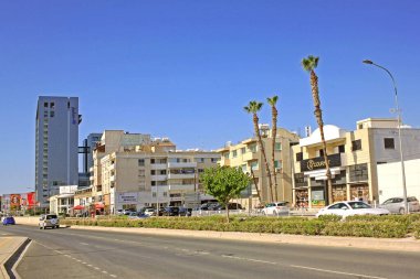 Larnaca, Kıbrıs - 7 Eylül 2022: Larnaka şehir merkezinde sokak.