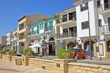 Larnaca, Kıbrıs - 7 Eylül 2022: Larnaka 'da şehir merkezinde konut binaları bulunan sokak.