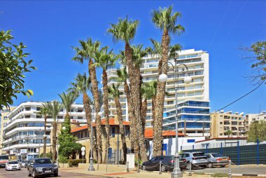 Larnaca, Kıbrıs - 7 Eylül 2022: Larnaka şehir merkezinde sokak.