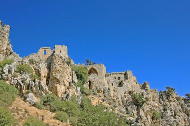 Kyrenia, Kıbrıs - 9 Eylül 2022: Saint Hilarion Kalesi Kyrenia sıradağlarında yer almaktadır