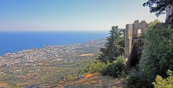 Kyrenia, Kıbrıs - 9 Eylül 2022: Saint Hilarion Kalesi 'nden Kyrenia manzarası