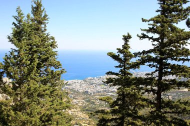  Kıbrıs 'taki Saint Hilarion Kalesi' nden Kyrenia manzarası