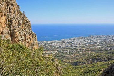 Kıbrıs 'taki Saint Hilarion Kalesi' nden Kyrenia manzarası