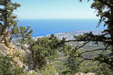 Kıbrıs 'taki Saint Hilarion Kalesi' nden Kyrenia manzarası