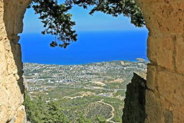 Kıbrıs 'taki Saint Hilarion Kalesi' nden Kyrenia manzarası 