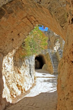 Kyrenia, Kıbrıs - 9 Eylül 2022: Saint Hilarion Kalesi Kyrenia sıradağlarında yer almaktadır