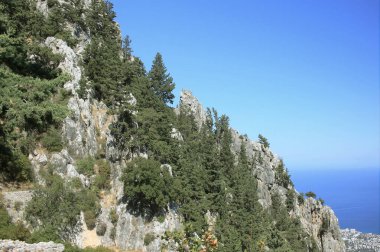 Kıbrıs 'taki Saint Hilarion Kalesi' nden Kyrenia manzarası