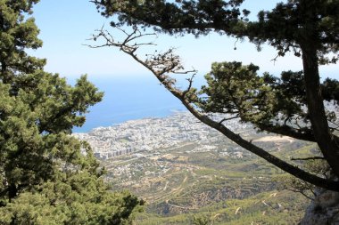 Kıbrıs 'taki Saint Hilarion Kalesi' nden Kyrenia manzarası