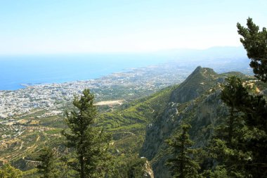 Kıbrıs 'taki Saint Hilarion Kalesi' nden Kyrenia manzarası