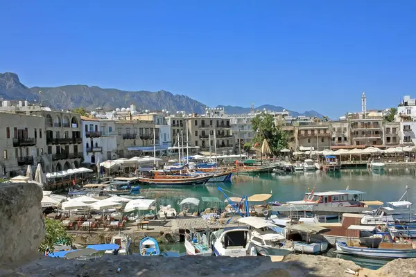 Kyrenia, Kıbrıs - 9 Eylül 2022: Kyrenia Limanı şu anda turistik bir bölge
