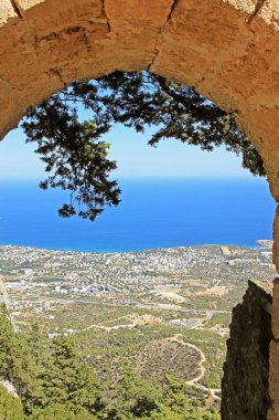 Kıbrıs 'taki Saint Hilarion Kalesi' nden Kyrenia manzarası