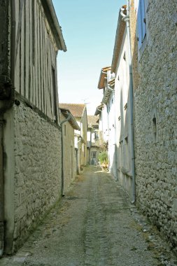 Issigeac, Fransa - 27 Mart 2022: Roma zamanına dayanan küçük bir ortaçağ köyündeki eski binalar. Fransa 'nın güneybatısındaki Nouvelle-Aquitaine' de yer almaktadır.