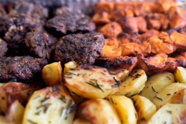Karışık ızgara et ve kızarmış patates.