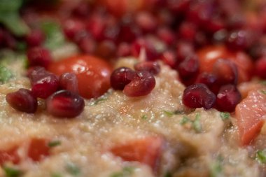 Taze kesilmiş sebze salatası roka ve nar tohumlu.