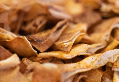 Baharatlı fırında pide parçaları.