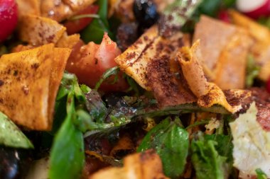 Taze kesilmiş kümes ve sebze salatası roka, nar tohumu ve turp.