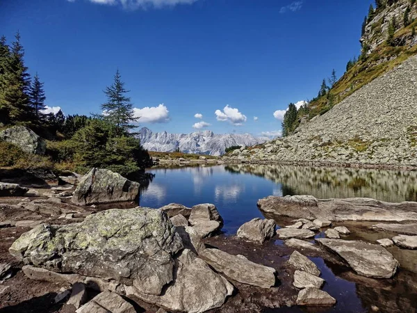 Krajobraz Górski Jezioro Górskie Szczyty Górskie Kamienie Drzewa Błękitne Niebo — Zdjęcie stockowe