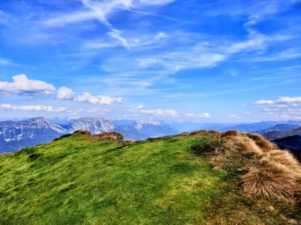 Γραφικό Ορεινό Τοπίο Πράσινο Γρασίδι Στο Προσκήνιο Βουνοκορφές Μπλε Ουρανός — Φωτογραφία Αρχείου