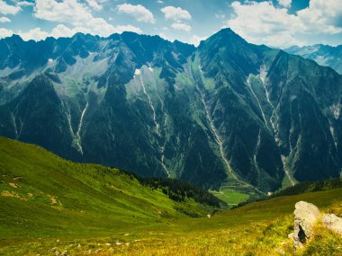 Bir yaz günü Zillertal Alpler 'in sivri dağlarına, dağlara, kayalara, mavi gökyüzüne, bulutlara bakın. Zillertal Alpler / Zillertaler Alpen, Avusturya. 