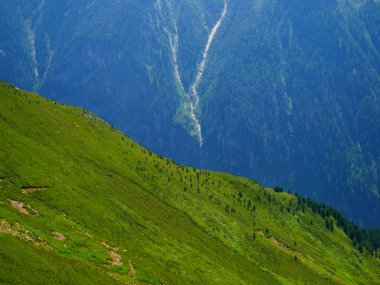 Bir yaz günü Zillertal Alpler 'in sivri dağlarına, dağlara, kayalara, mavi gökyüzüne, bulutlara bakın. Zillertal Alpler / Zillertaler Alpen, Avusturya. 
