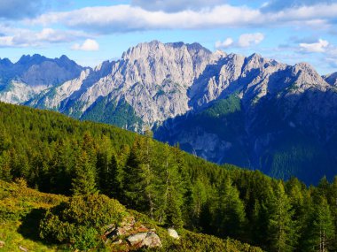 Osttirol bölgesindeki Lienzer Dolomiten Dağları 'nda bir yaz öğleden sonra, dağlar, sivri kayalar, gökyüzü, bulutlar. Alpler, Avusturya. 