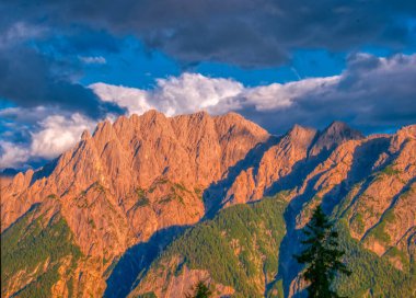 Osttirol bölgesindeki Lienzer Dolomiten Dağları 'nda bir yaz öğleden sonra, dağlar, sivri kayalar, gökyüzü, bulutlar. Alpler, Avusturya. 