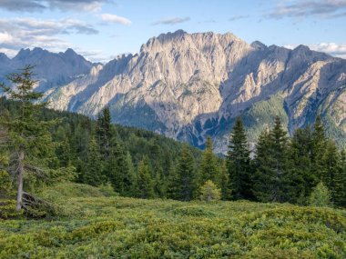 Osttirol bölgesindeki Lienzer Dolomiten Dağları 'nda bir yaz öğleden sonra, dağlar, sivri kayalar, gökyüzü, bulutlar. Alpler, Avusturya. 