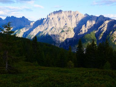 Osttirol bölgesindeki Lienzer Dolomiten Dağları 'nda bir yaz öğleden sonra, dağlar, sivri kayalar, gökyüzü, bulutlar. Alpler, Avusturya. 