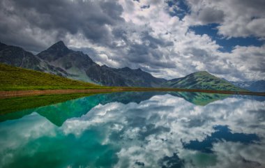 Bir yaz günü Defereggental Vadisi 'nin üstündeki göl ve dağlara bak. Dağlar, gökyüzü, bulutlar. Alpler, Avusturya. 