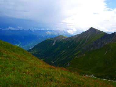 Yaz günü Serfaus Fiss Ladis 'in yanındaki dağlarda, dağlarda, gökyüzünde, bulutlarda. Alpler, Avusturya. 