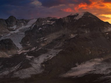 Weisseespitze tepesine (Cima del lago Bianco) bir yaz günü, dağlara, gökyüzüne, bulutlara bakın. Alpler, Avusturya. Yaratıcı post işleme. 