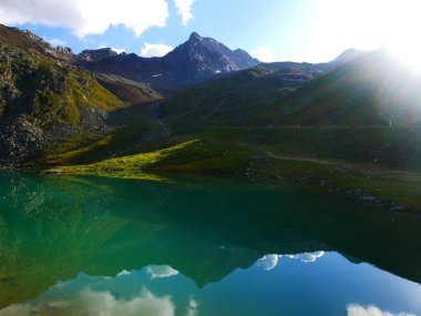 Bir yaz akşamı Kaunertal Vadisi 'ndeki Weissee gölünün manzarası, dağlar, gökyüzü, bulutlar. Alpler, Avusturya.  
