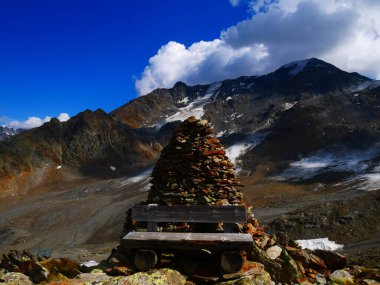 Weisseespitze tepesine (Cima del lago Bianco) bir yaz günü, dağlara, gökyüzüne, bulutlara bakın. Alpler, Avusturya. Yaratıcı post işleme. 