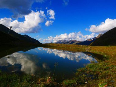 Weissee Gölü 'nden Kaunertal Vadisi' ne bir yaz akşamı, dağlar, gökyüzü, bulutlar. Alpler, Avusturya.  