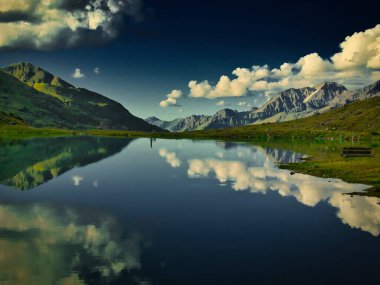 Bir yaz akşamı Kaunertal Vadisi 'ndeki Weissee gölünün manzarası, dağlar, gökyüzü, bulutlar. Alpler, Avusturya.  