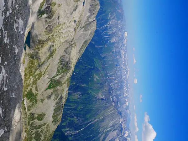 Sivri dağlar ve Zillertal Alpler 'in buzulları bir yaz günü, dağlar, kayalar, mavi gökyüzü. Zillertal Alpler / Zillertaler Alpen, Avusturya. 