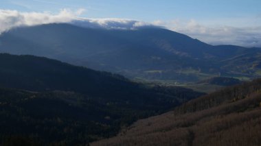 Çek Cumhuriyeti 'ndeki Jeseniky dağlarının manzaralı sonbahar manzarası.