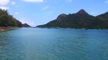 Con Dao Vietnam 'ın ünlü bir turist adasıdır. Con Dao hapishanesi ABD tarafından Vietnam 'da inşa edildi.