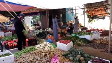 6 Ekim 2024. Vietnam 'da geleneksel pazar. Bu, Chi Linh şehri Hai Duong 'da tarım ürünleri ve yiyecek satan bir pazar.. 