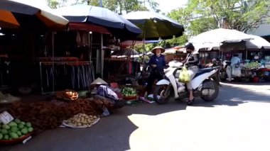 6 Ekim 2024. Vietnam 'da geleneksel pazar. Bu, Chi Linh şehri Hai Duong 'da tarım ürünleri ve yiyecek satan bir pazar.. 