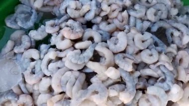 Pazar kalamar, karides, yengeç ve balık gibi deniz ürünleri satar.