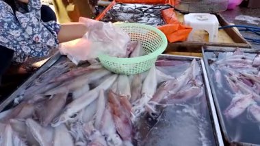 Pazar kalamar, karides, yengeç ve balık gibi deniz ürünleri satar.